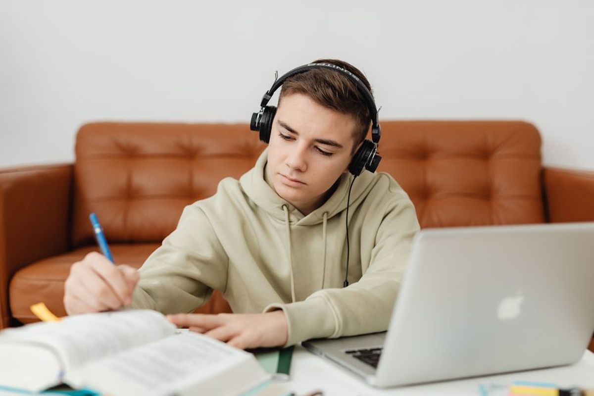 Student in an online lesson in the virtual classroom